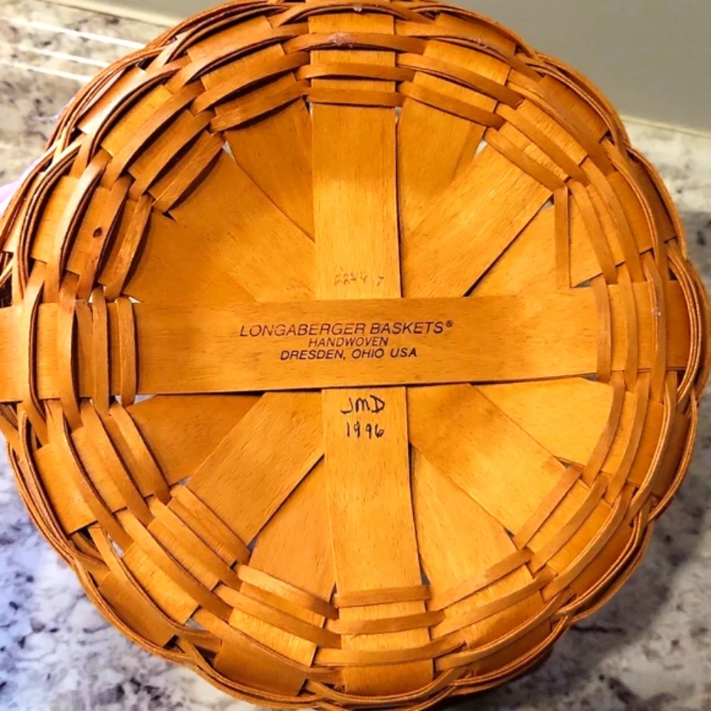 Longaberger Round Woven Basket With Leather Handkes